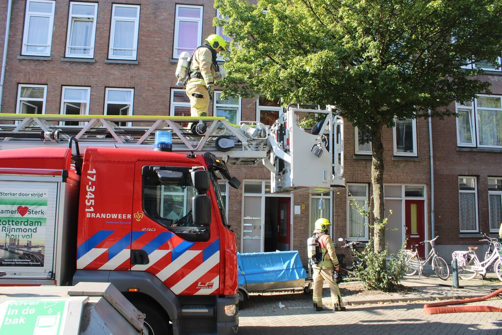 Brandweer blust brand op tweede etage van flat