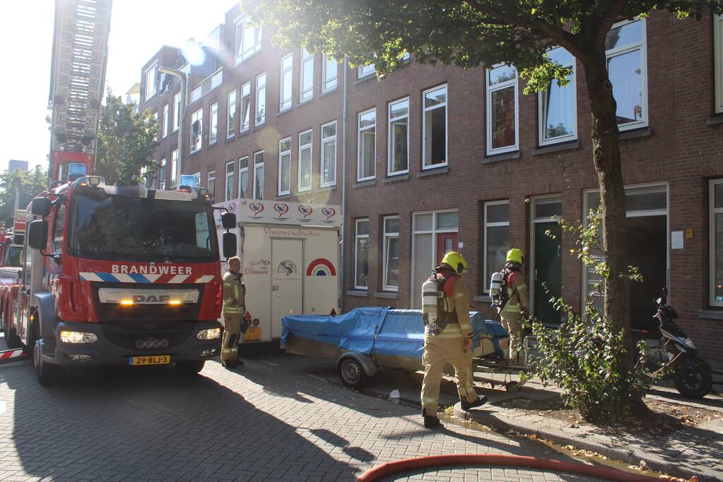 Brandweer blust brand op tweede etage van flat