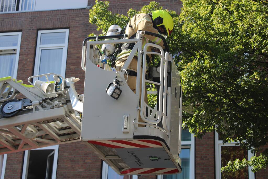 Brandweer blust brand op tweede etage van flat