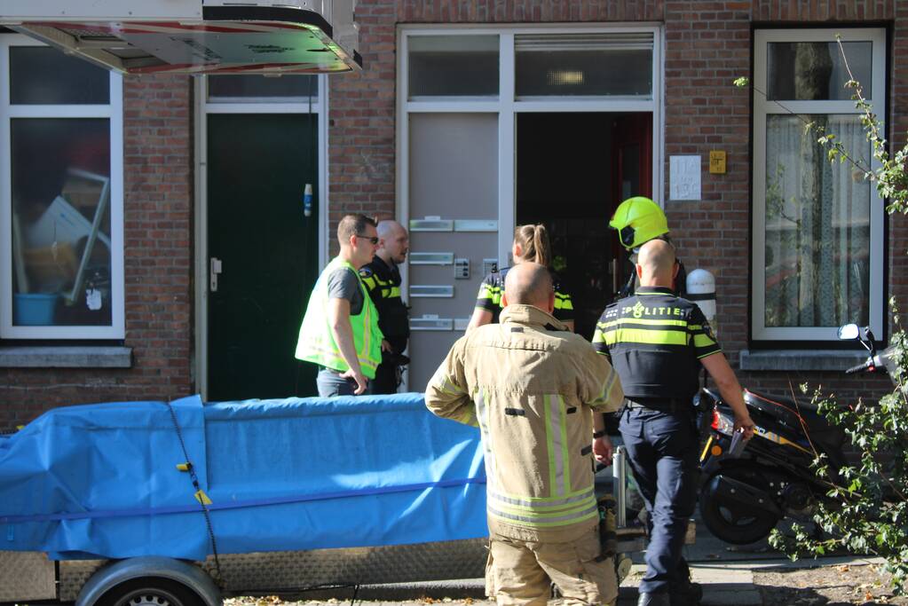 Brandweer blust brand op tweede etage van flat