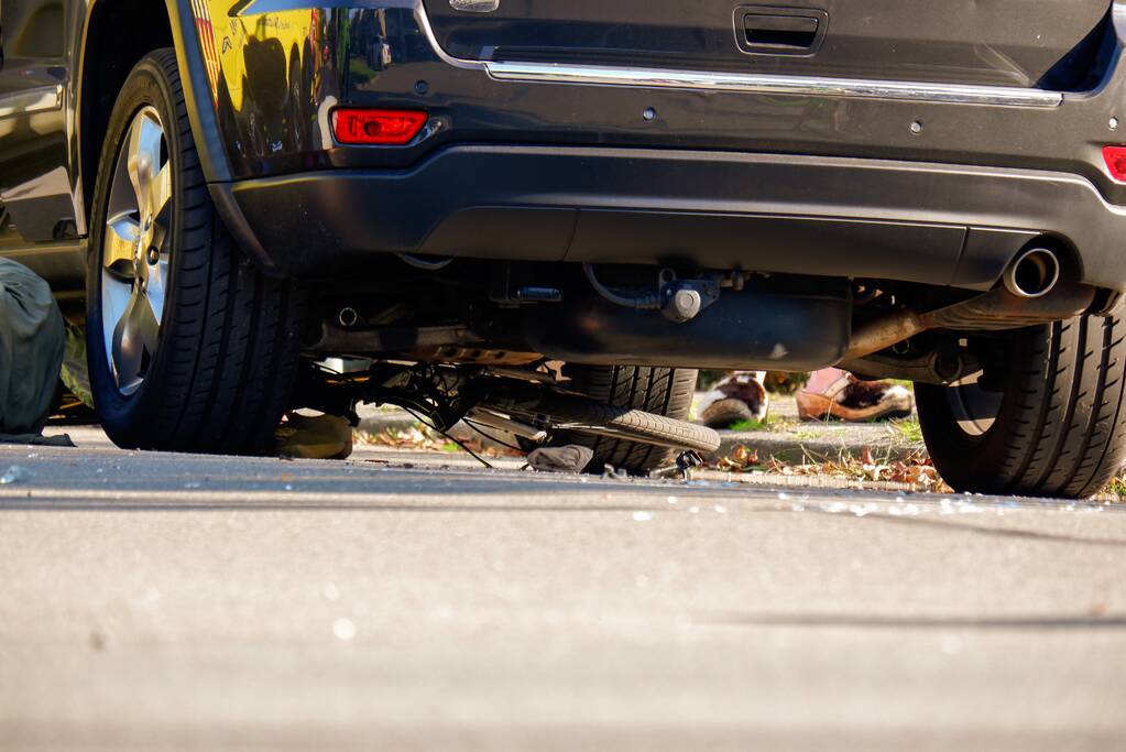 Fietsster belandt onder auto