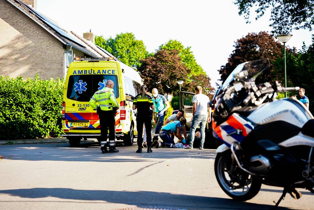 Fietsster belandt onder auto