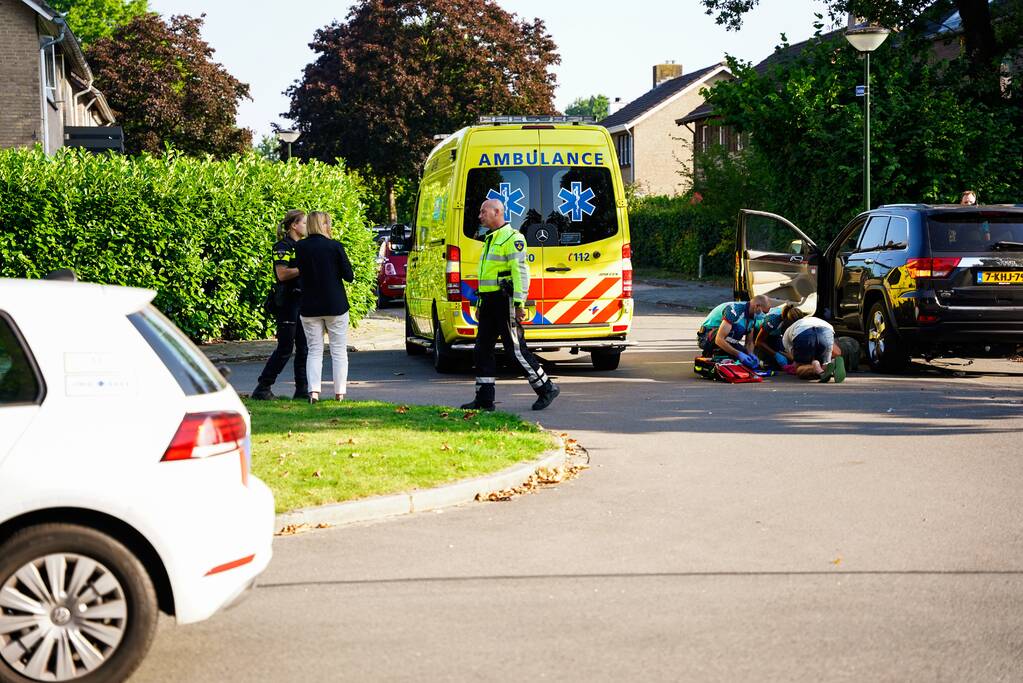Fietsster belandt onder auto