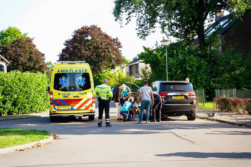 Fietsster belandt onder auto