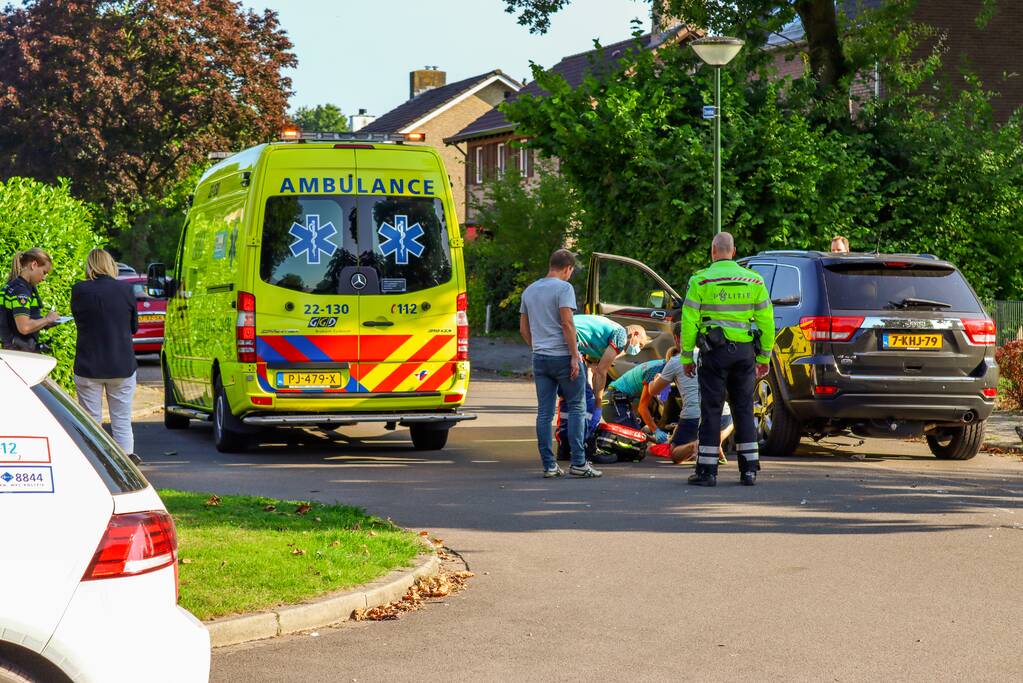Fietsster belandt onder auto