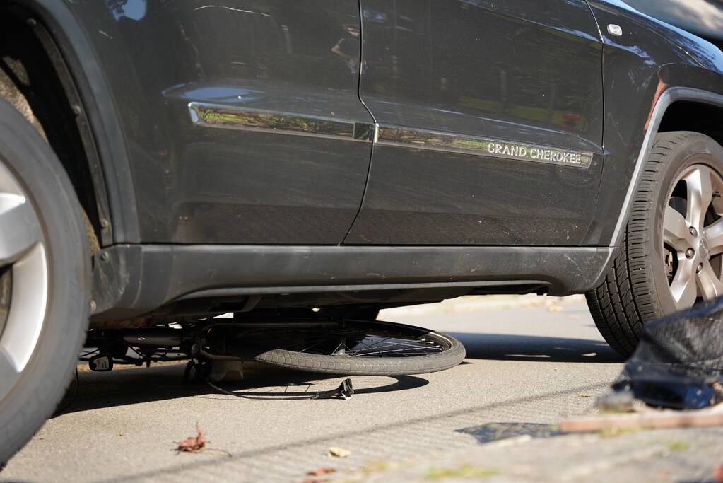 Fietsster belandt onder auto