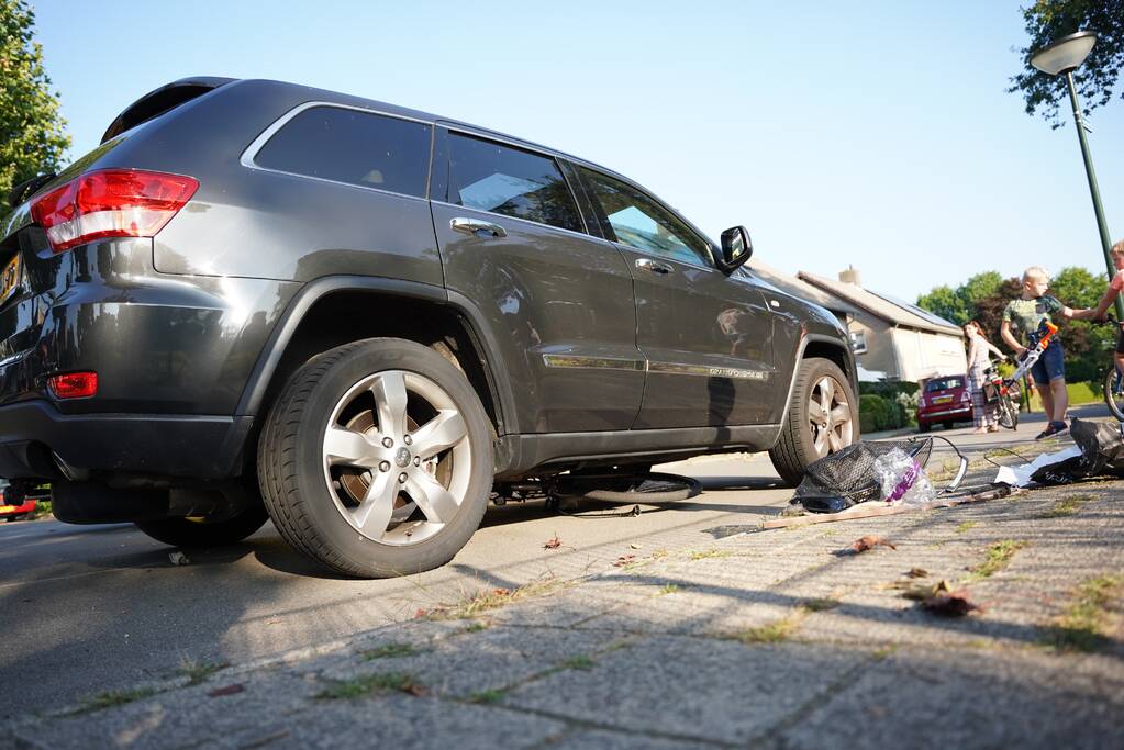 Fietsster belandt onder auto
