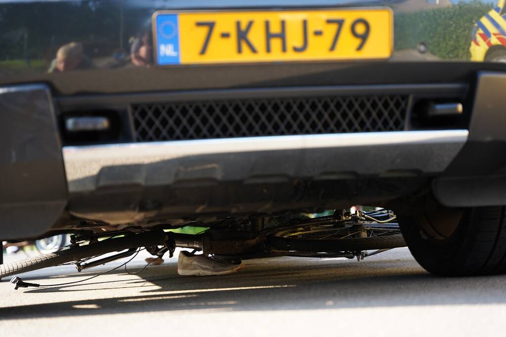 Fietsster belandt onder auto
