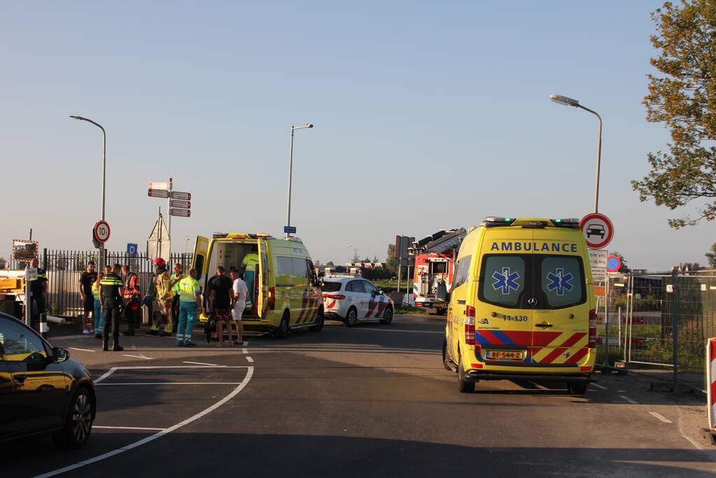 Boot vaart tegen kabel van veerpont en slaat om