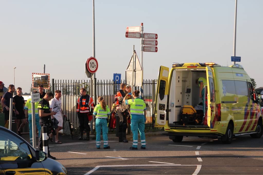 Boot vaart tegen kabel van veerpont en slaat om