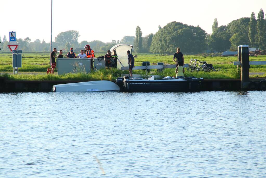 Boot vaart tegen kabel van veerpont en slaat om