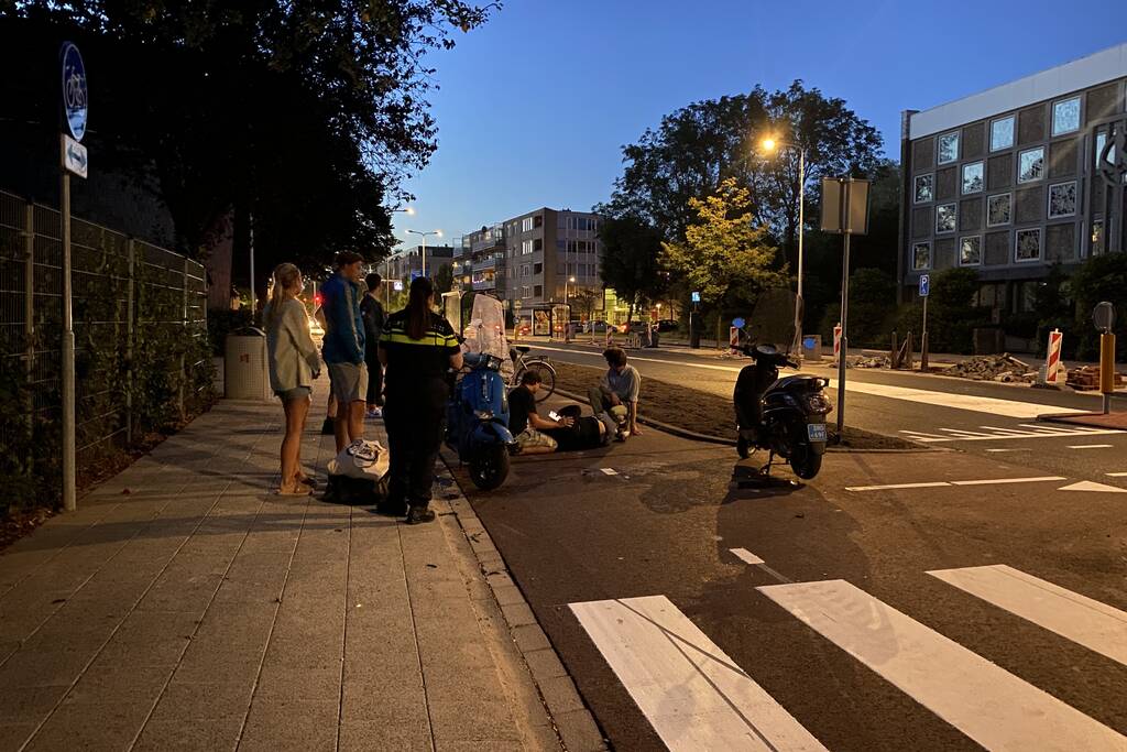 Vrouw gewond bij scooterongeval