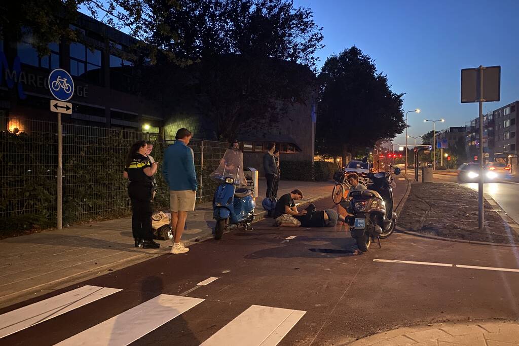 Vrouw gewond bij scooterongeval