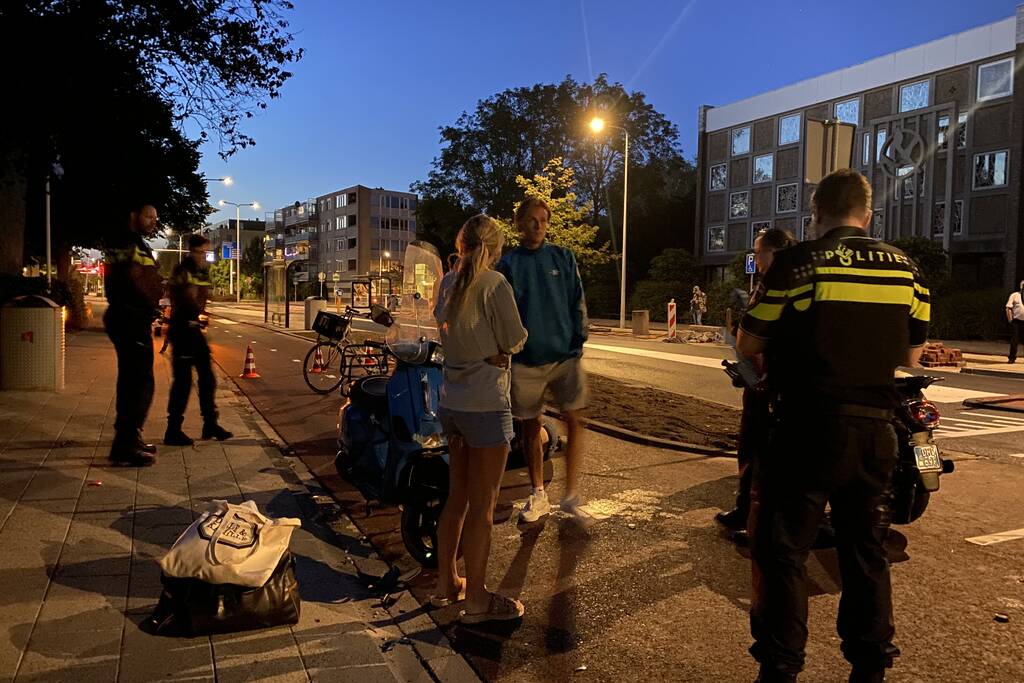 Vrouw gewond bij scooterongeval