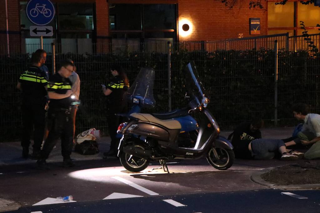 Vrouw gewond bij scooterongeval