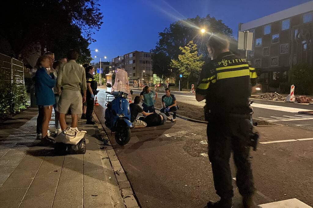 Vrouw gewond bij scooterongeval