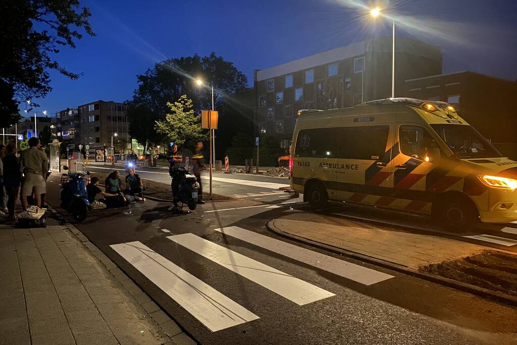 Vrouw gewond bij scooterongeval