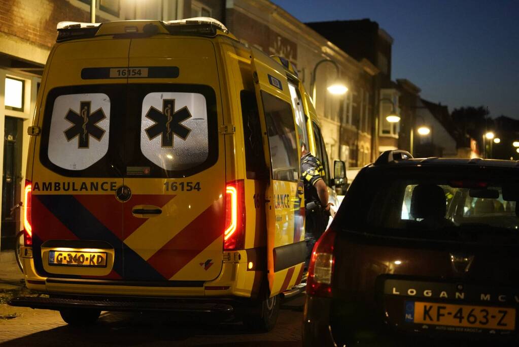 Kind gewond na val tegen auto