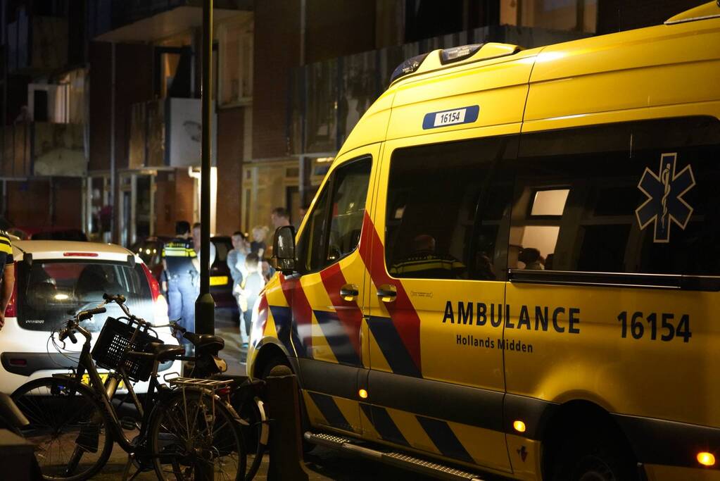 Kind gewond na val tegen auto