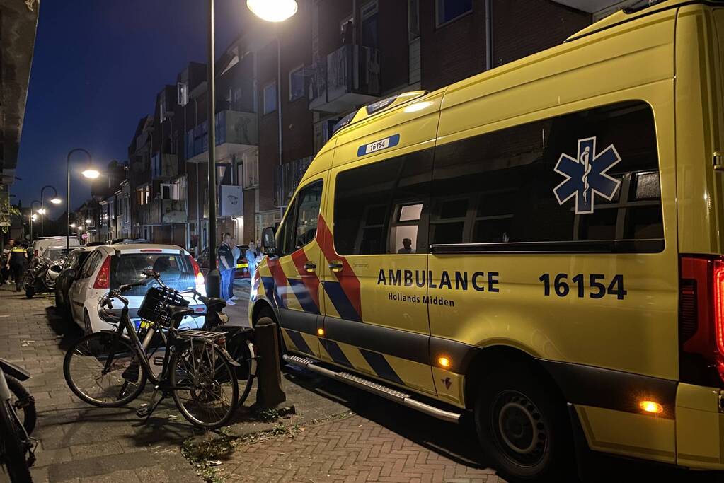 Kind gewond na val tegen auto