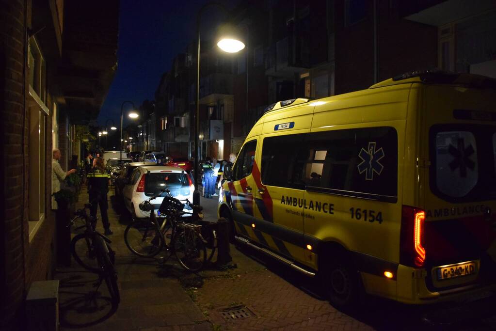 Kind gewond na val tegen auto