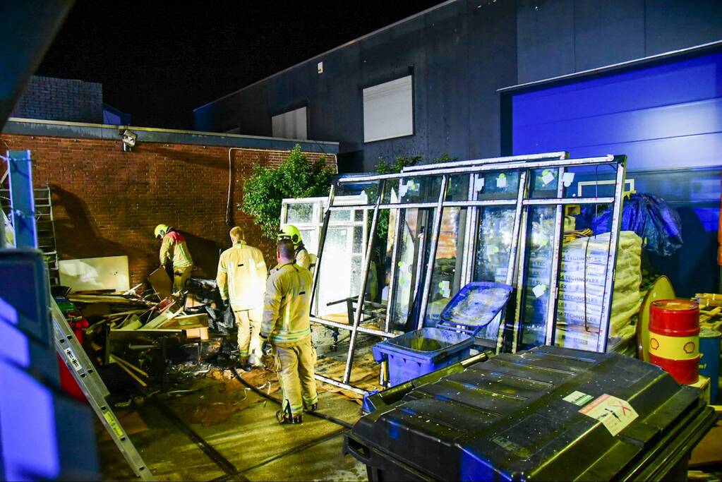 Brandweer blust brand bij kringloopwinkel