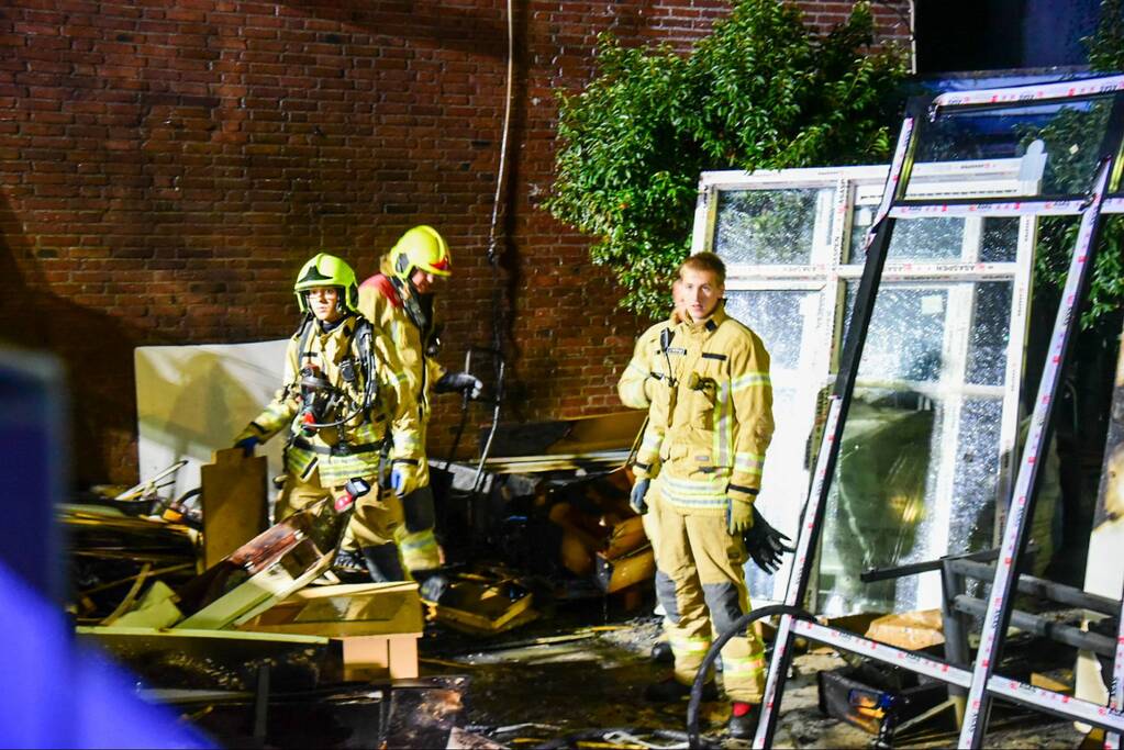 Brandweer blust brand bij kringloopwinkel
