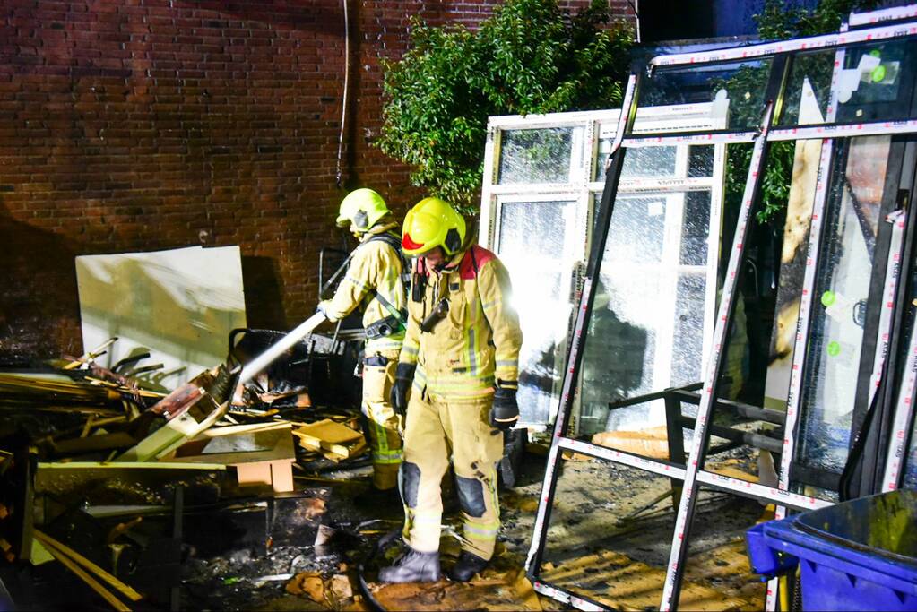 Brandweer blust brand bij kringloopwinkel