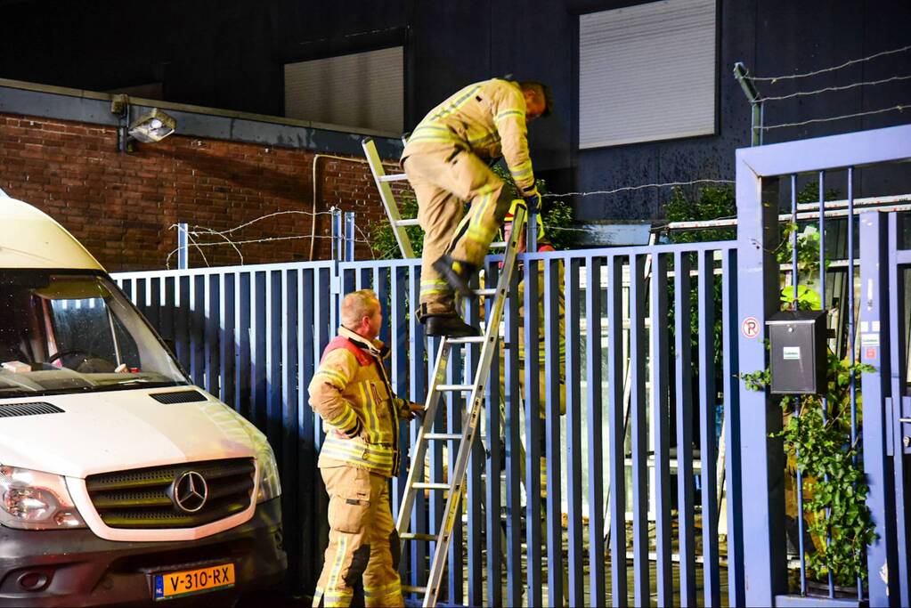 Brandweer blust brand bij kringloopwinkel