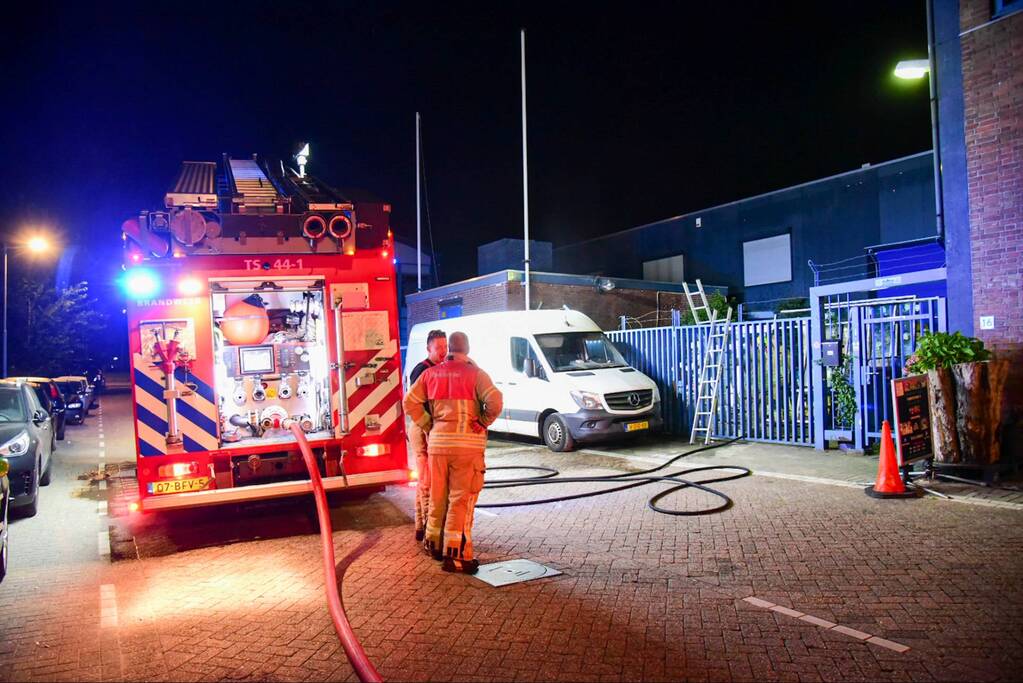Brandweer blust brand bij kringloopwinkel