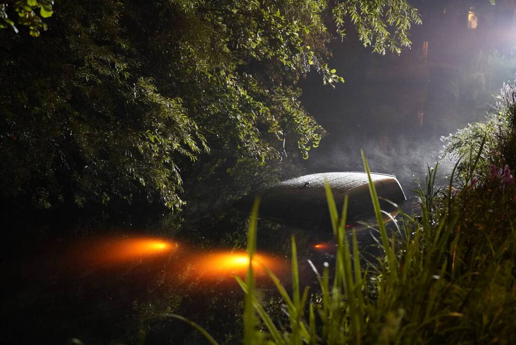 Dronken bestuurder rijdt bestelbus in de sloot