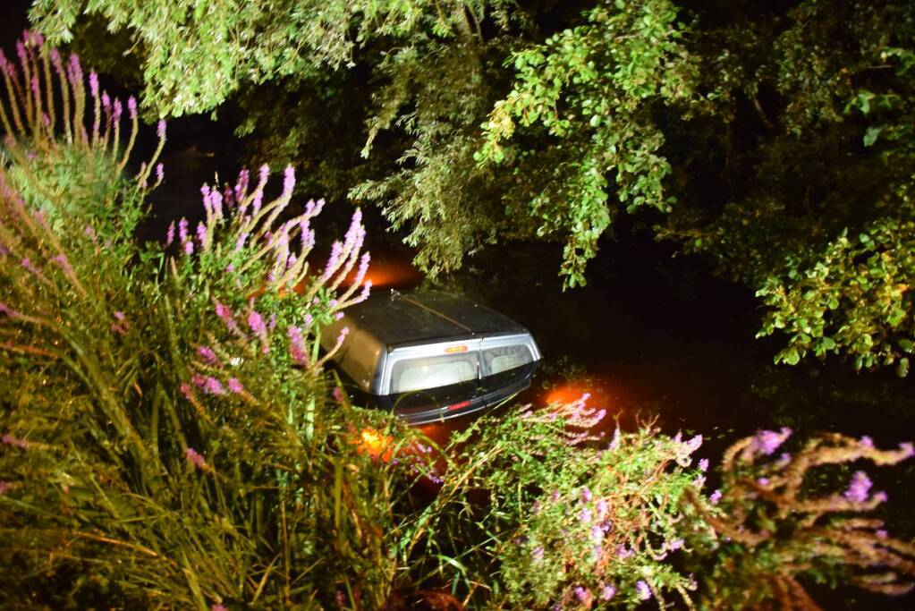 Dronken bestuurder rijdt bestelbus in de sloot