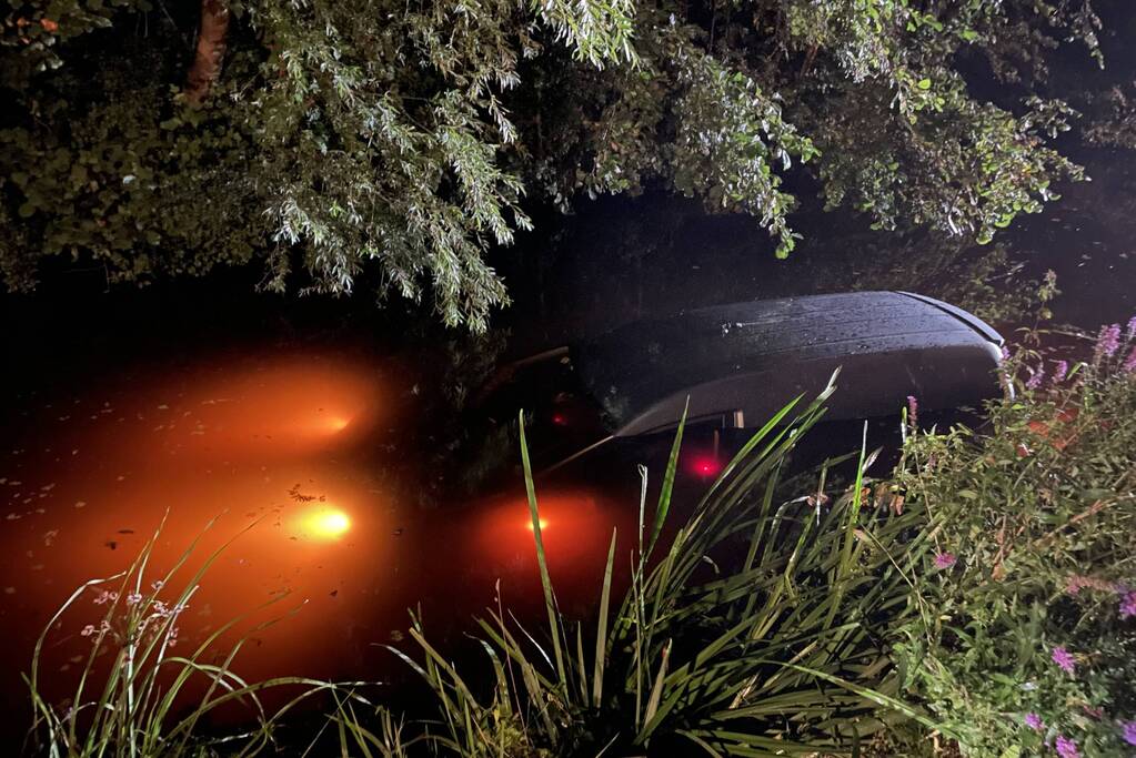 Dronken bestuurder rijdt bestelbus in de sloot