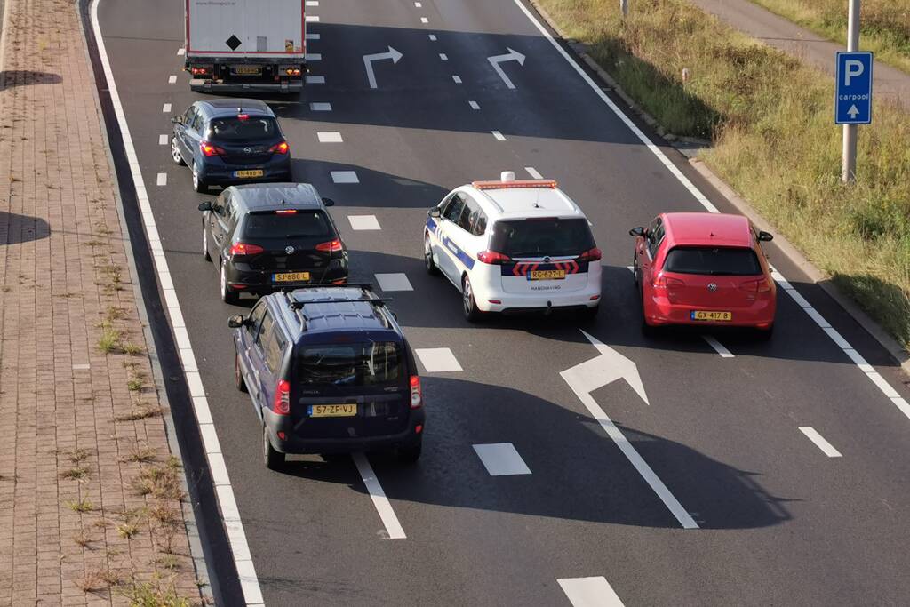 Vrachtwagen blokkeert afrit naar snelweg