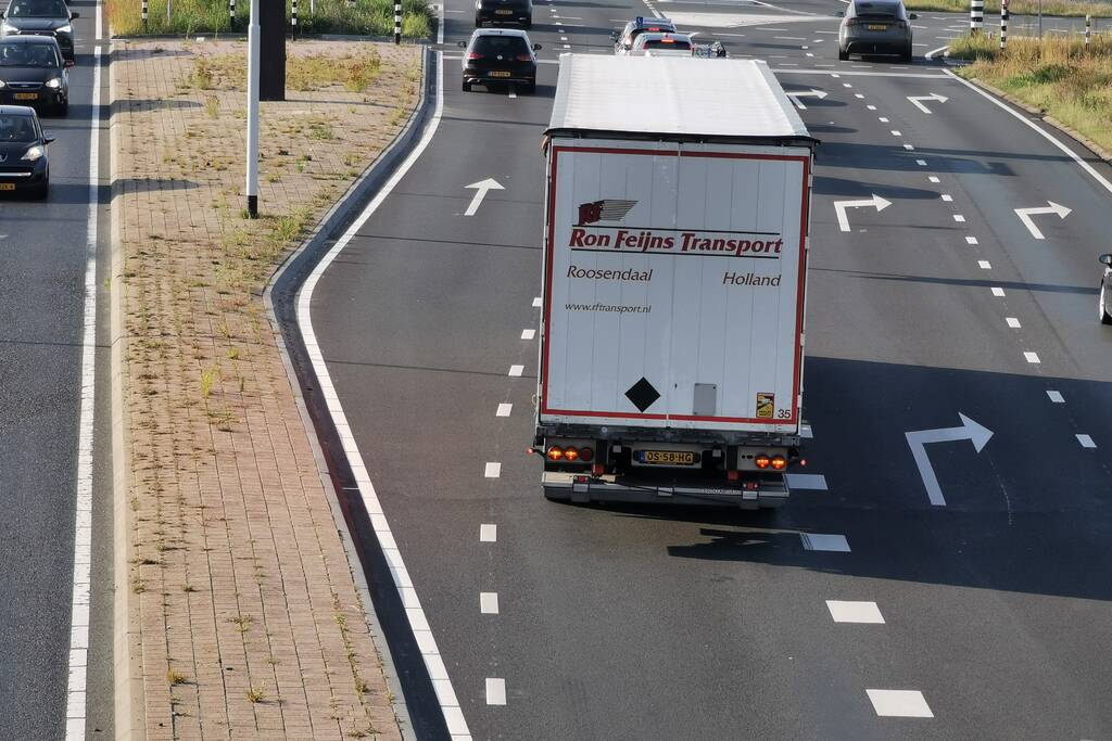 Vrachtwagen blokkeert afrit naar snelweg