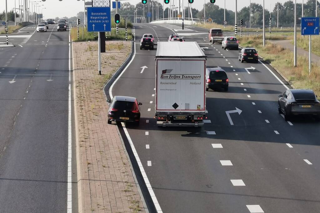 Vrachtwagen blokkeert afrit naar snelweg