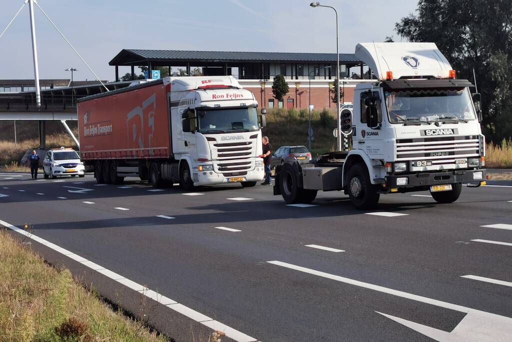 Vrachtwagen blokkeert afrit naar snelweg