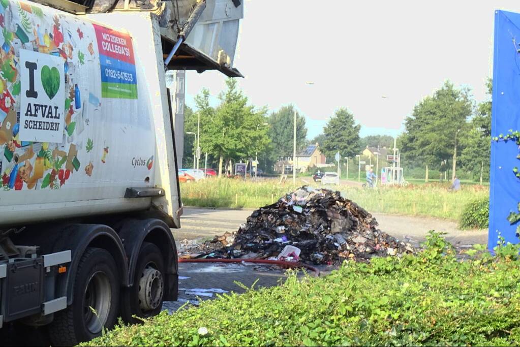 Afval in vuilniswagen vat vlam