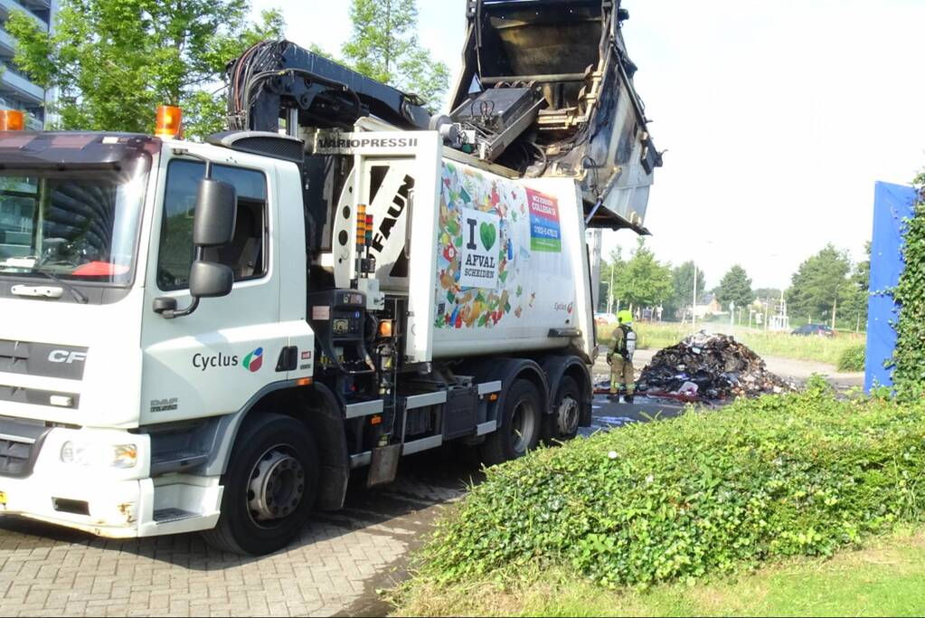 Afval in vuilniswagen vat vlam