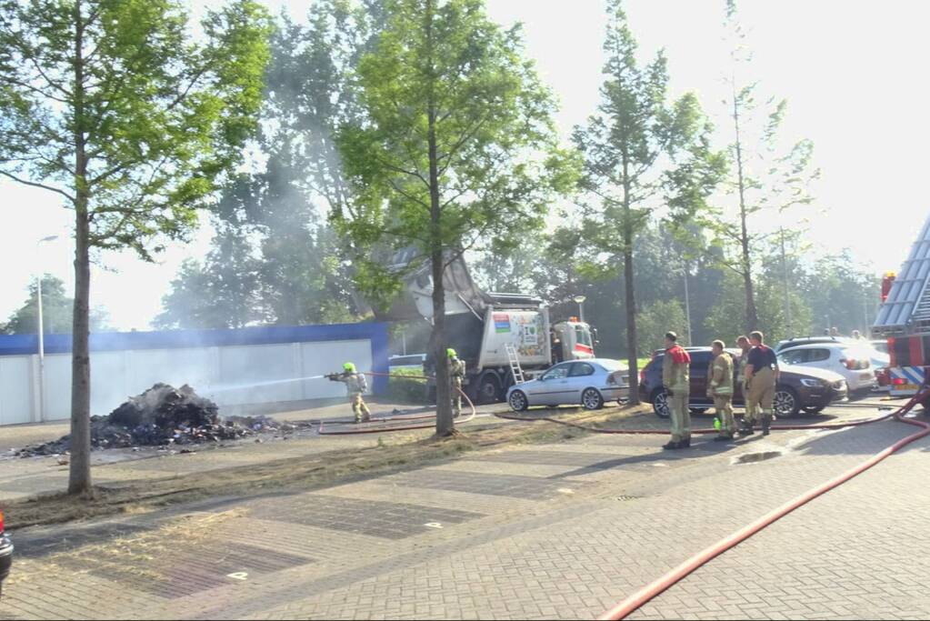 Afval in vuilniswagen vat vlam