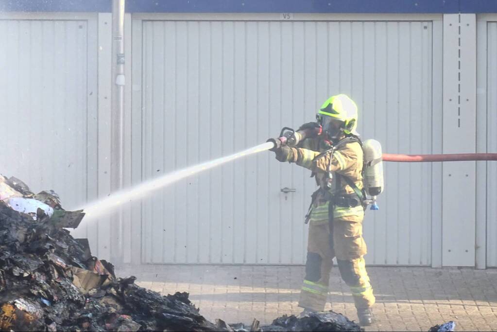 Afval in vuilniswagen vat vlam