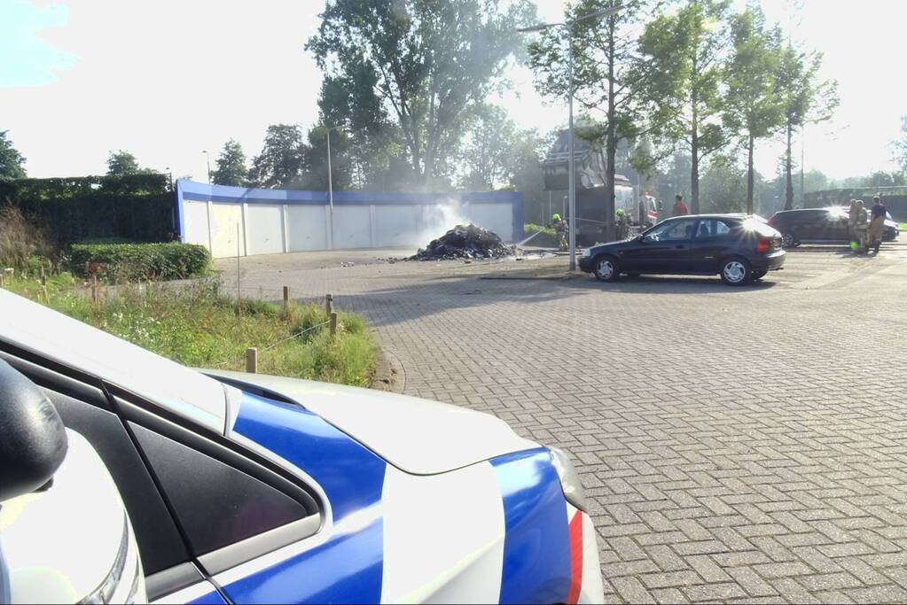 Afval in vuilniswagen vat vlam