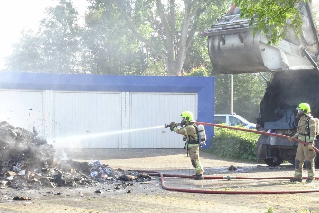 Afval in vuilniswagen vat vlam