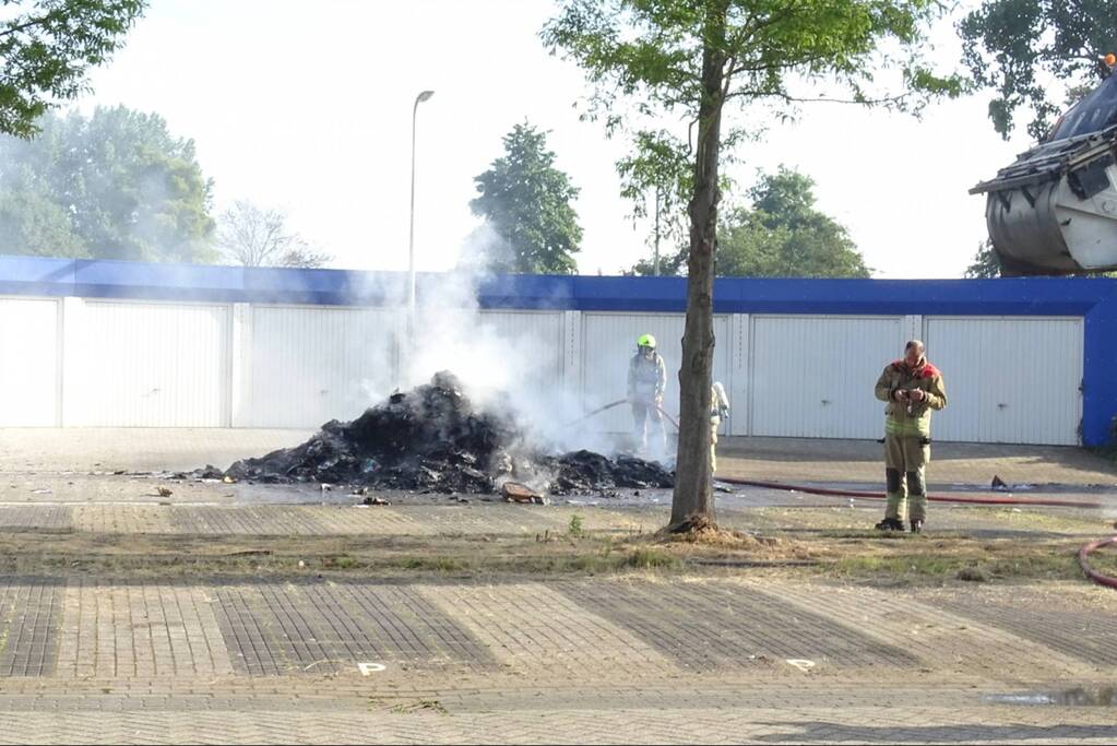 Afval in vuilniswagen vat vlam