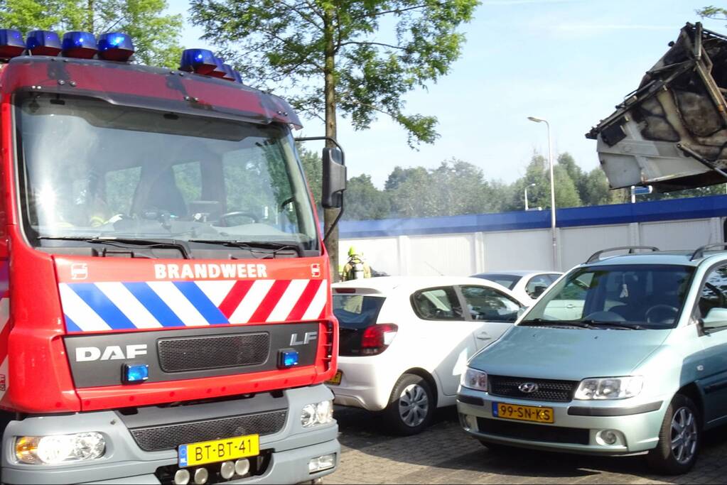 Afval in vuilniswagen vat vlam