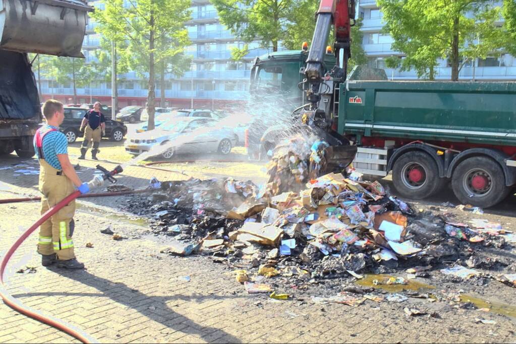 Afval in vuilniswagen vat vlam