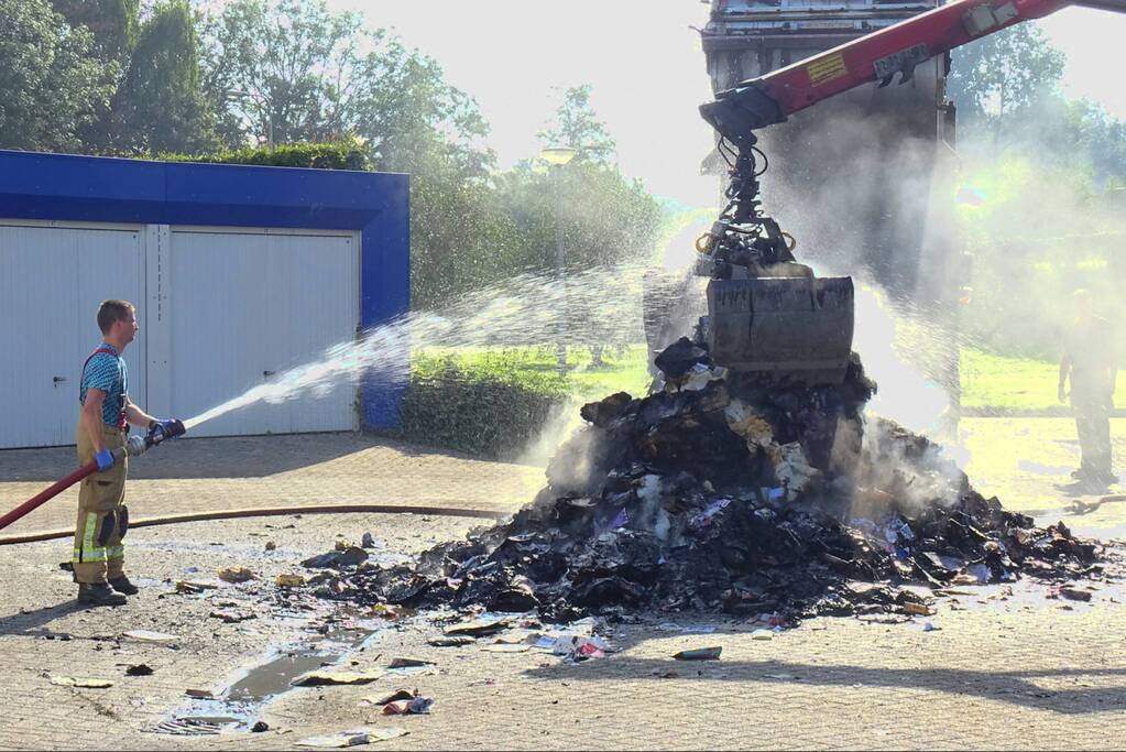 Afval in vuilniswagen vat vlam