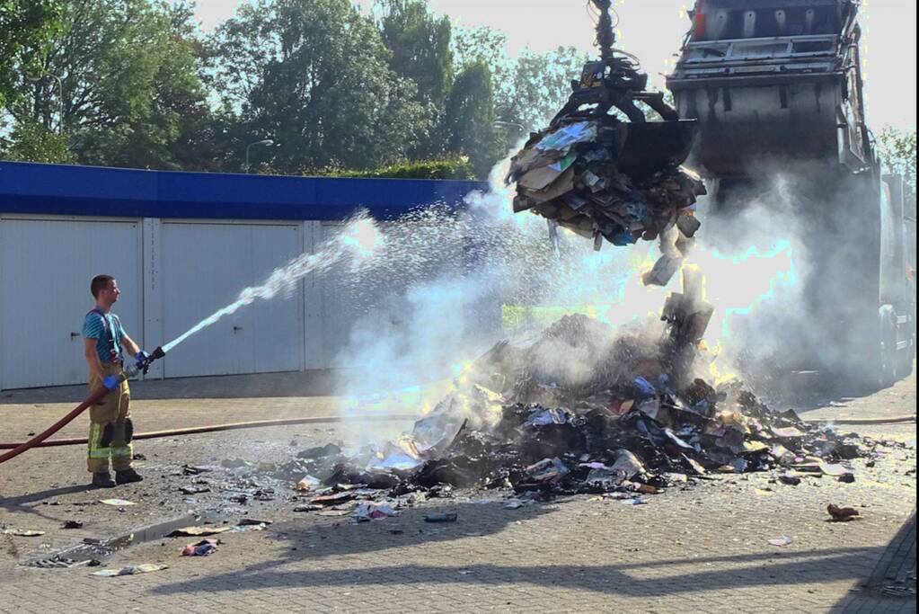 Afval in vuilniswagen vat vlam