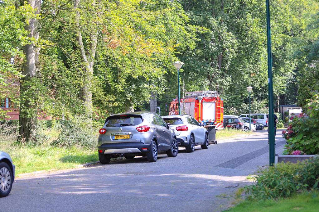 Kind vast in speeltoestel van peuterspeelzaal