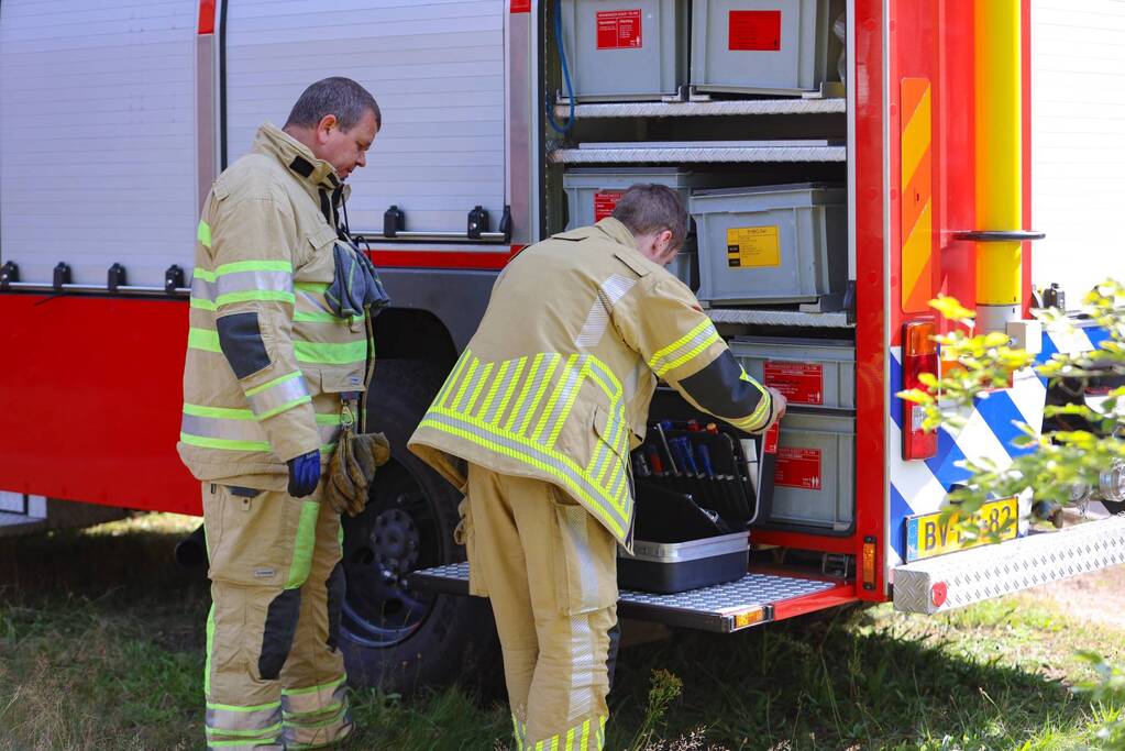 Kind vast in speeltoestel van peuterspeelzaal